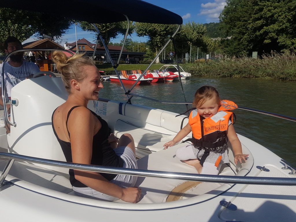 famille sur bateau à louer sans permis sur le lac d'annecy